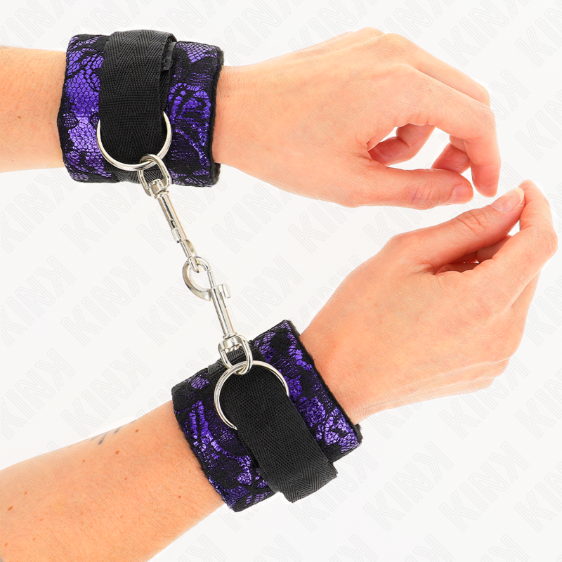 img_190497_ac626343d6e54fd40fde96e1be0b900f_1.png SHORT VELVET LACE WRIST RESTRAINTS AND NYLON BIND PURPLE / BLACK 23 X 6.5 CM - Image 1